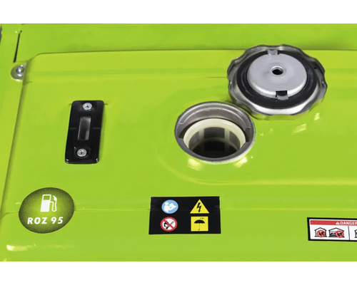 Detailansicht des Kraftstofftanks eines Stromerzeugers mit Tankdeckel, Füllstandsanzeige und Warnhinweisen