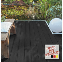 Terrasse mit WPC-Dielen, Bank und Teich im Garten