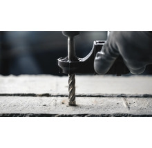 Bohren eines Lochs in Beton mit einem Bohrer