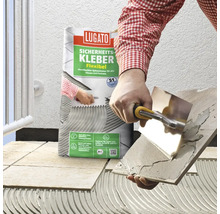 Anwendung von Lugato Sicherheitskleber Flexibel auf Fliesen.