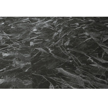 Boden mit Fliesen in Marmoroptik