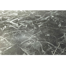 Verlegte Bodenfliesen mit Marmoroptik