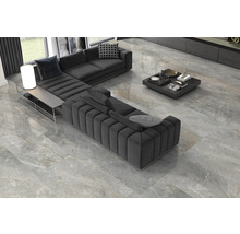 Wohnzimmer mit grauer modularen Couch und Couchtisch auf grauem Marmorboden.