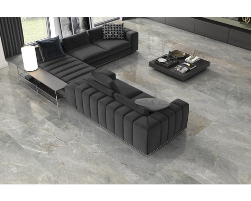 Wohnzimmer mit grauer modularen Couch und Couchtisch auf grauem Marmorboden.