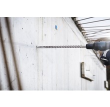 Eine Bohrmaschine bohrt ein Loch in eine Betonwand.