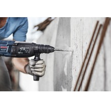 Bohrmaschine beim Bohren eines Lochs in eine Wand