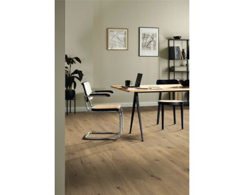 Heller Raum mit Holzboden, Schreibtisch, Stuhl und Regal