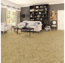 Wohnzimmer mit Sofa, Bücherregal und Boden im Fischgrätenmuster