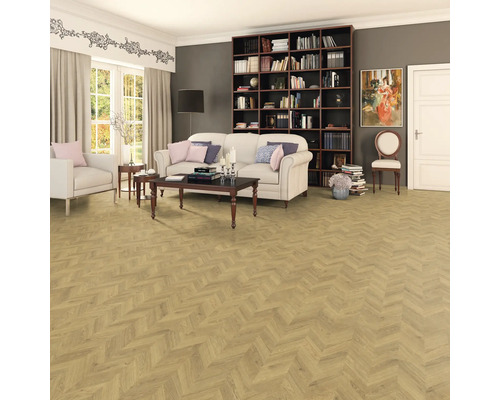 Wohnzimmer mit Sofa, Bücherregal und Boden im Fischgrätenmuster