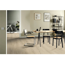 Heller Wohnraum mit Holzboden, Esstisch und Stühlen.