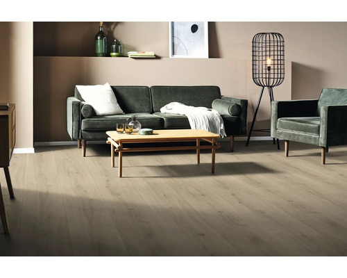 Wohnzimmer mit Sofa, Sessel, Tisch und Bodenbelag