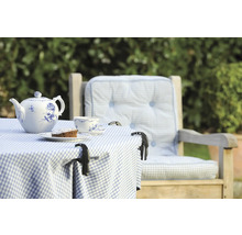 Gedeckter Gartentisch mit Teekanne, Tasse und Kuchen auf einer Terrasse mit Stuhl