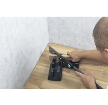 Handsäge mit Schneidlade beim Sägen eines Holzstücks