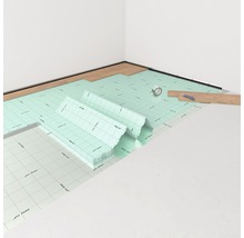 Verlegung von Laminatboden mit Trittschalldämmung, Klebeband und Bleistift.