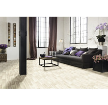 Wohnzimmer mit Sofa, Couchtisch und hellem Holzboden