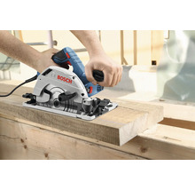 Eine Handkreissäge im Einsatz beim Schneiden eines Holzbretts. Bosch Logo.