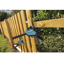 Holzzaun mit Wolfcraft Einhandzwingen befestigt