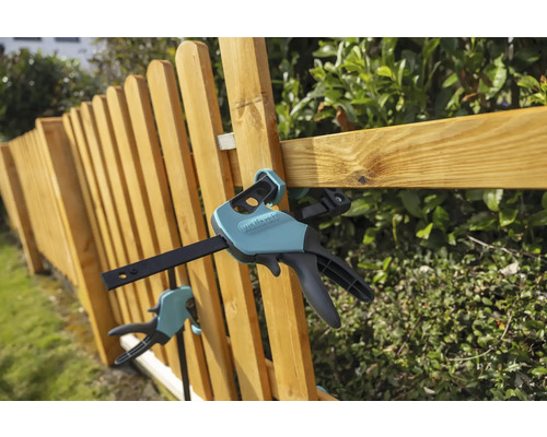 Holzzaun mit Wolfcraft Einhandzwingen befestigt