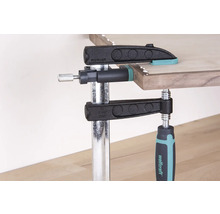 Wolfcraft Schraubzwinge fixiert zwei Holzplatten beim Verleimen