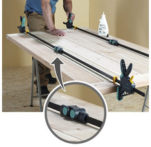 Verleimte Holztür mit Zwingen auf einer Werkbank.