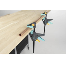 Werkbank mit zwei Wolfcraft Einhandzwingen und einem Kupferrohr.