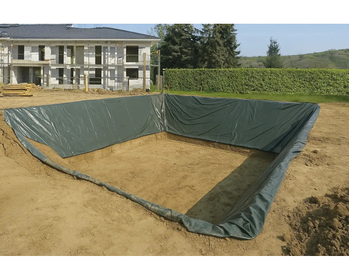 Baugrube ausgelegt mit Teichfolie für den Gartenteichbau
