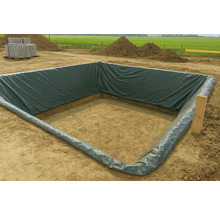 Baugrube mit Folie zum Teichbau