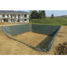 Baugrube für einen Gartenteich mit Teichfolie ausgelegt