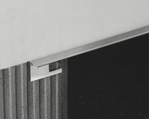 Fliesenprofil aus Metall an Wand und Fliese