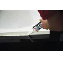 Auftragen von Soudal Fix All Flexi Kleb- und Dichtstoff auf eine Oberfläche