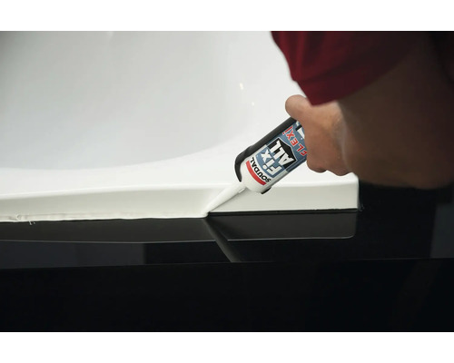 Produktbild 2 (groß) Auftragen von Soudal Fix All Flexi Klebstoff auf eine Waschbeckenoberfläche.