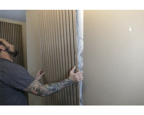 Produktbild 5 (groß) Mann befestigt Akustikpaneele an der Wand zur Schallabsorption und Wandgestaltung.