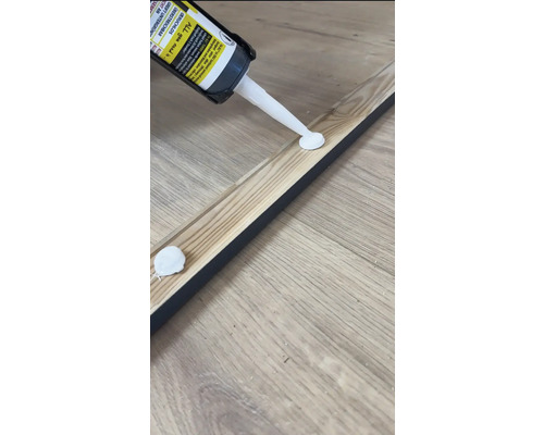 Produktbild 3 (groß) Auftragen von Montagekleber auf eine Holzleiste