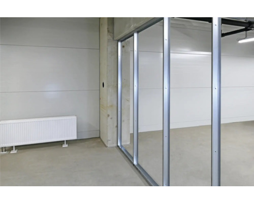 Innenraum mit Metallrahmen für Trennwände und Heizkörper.