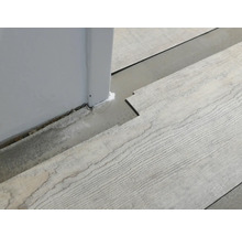 Verlegung von Holzdekor-Vinylboden neben einer Wand