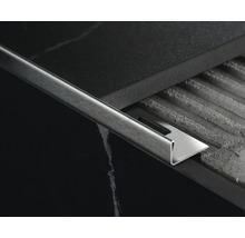 Fliesenschiene aus Metall zwischen zwei Fliesen