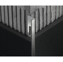 Detailaufnahme einer Fliesenschiene aus Metall an einer Ecke