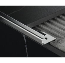 Fliesenschiene aus Metall auf Fliesenoberfläche