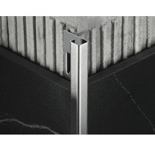 Fliesenprofil aus Metall zwischen zwei Fliesen