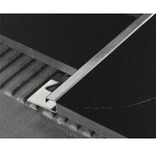 Fliesenschiene aus Metall zwischen zwei Fliesen