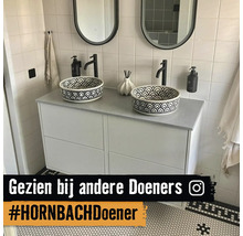 Badezimmer mit zwei Waschbecken auf einem Waschtischunterschrank, zwei Spiegeln und passenden Armaturen.