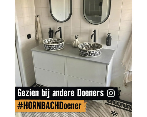 Badezimmer mit zwei Waschbecken auf einem Waschtischunterschrank, zwei Spiegeln und passenden Armaturen.