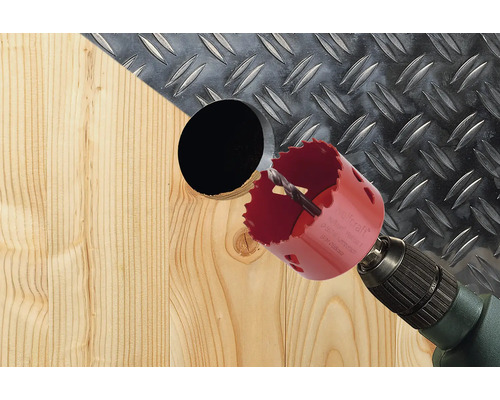 Lochsäge bohrt Loch in Holzbrett