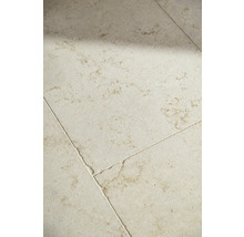 Nahaufnahme von Bodenfliesen mit natürlicher Steinoptik