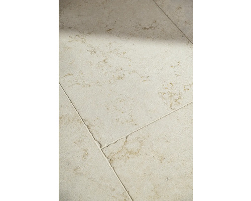 Nahaufnahme von Bodenfliesen mit natürlicher Steinoptik