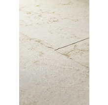 Nahaufnahme von Bodenfliesen mit Fugen