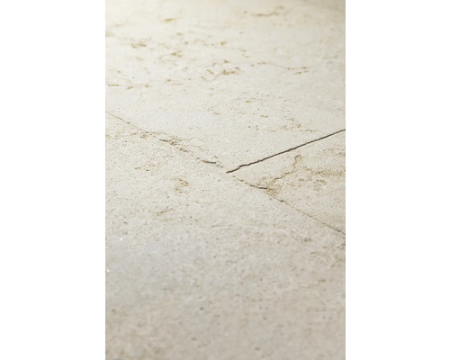 Nahaufnahme von Bodenfliesen mit Fugen