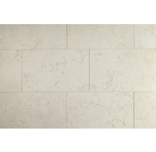 Nahaufnahme von hellen Natursteinfliesen