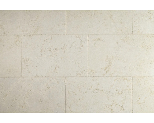 Nahaufnahme von hellen Natursteinfliesen