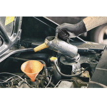 Motoröl wird mit Trichter und Ölkännchen nachgefüllt